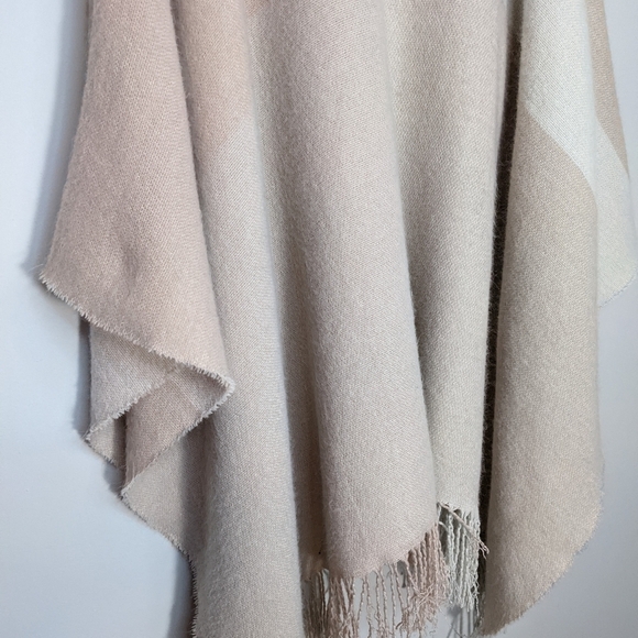 SOIA & KYO Blush Rose Pink Fringe Shawl Scarf Wrap Cardigan Blanket Poncho OS - Picture 16 of 16